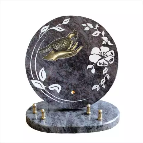 objet funeraire personnalisée, plaque gravee pour cimetiere, plaque funéraire avec fleurs