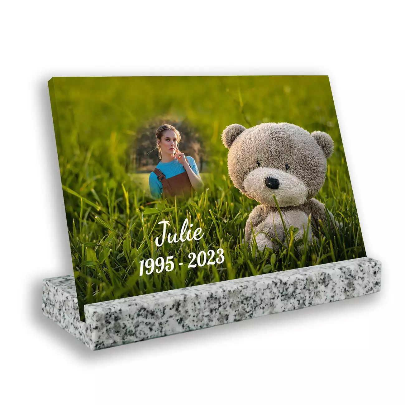 plaque funéraire personnalisée avec texte et photo socle granit gris tarn peluches dans l'herbe