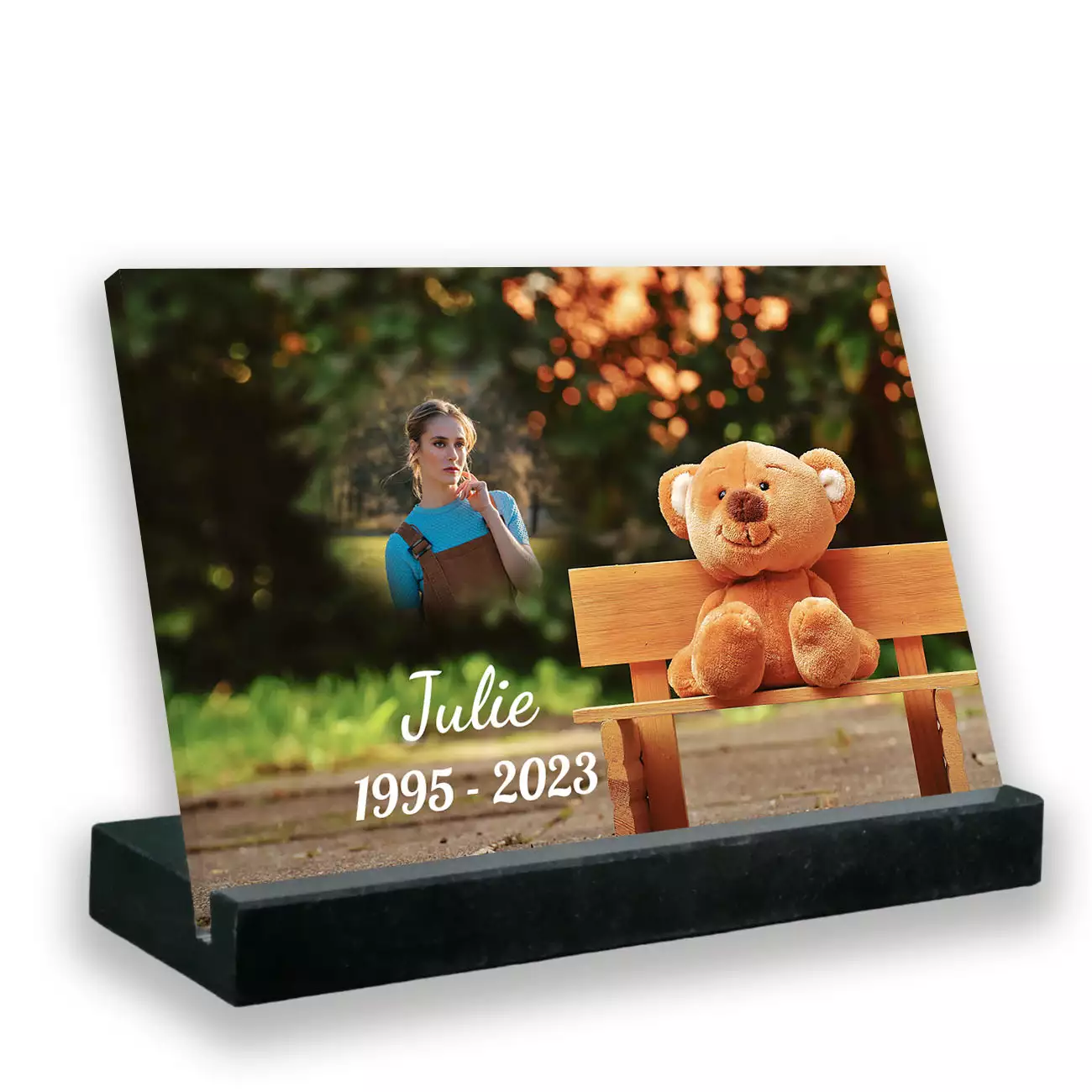 plaque funéraire personnalisée avec texte et photo socle granit noir peluche sur un banc