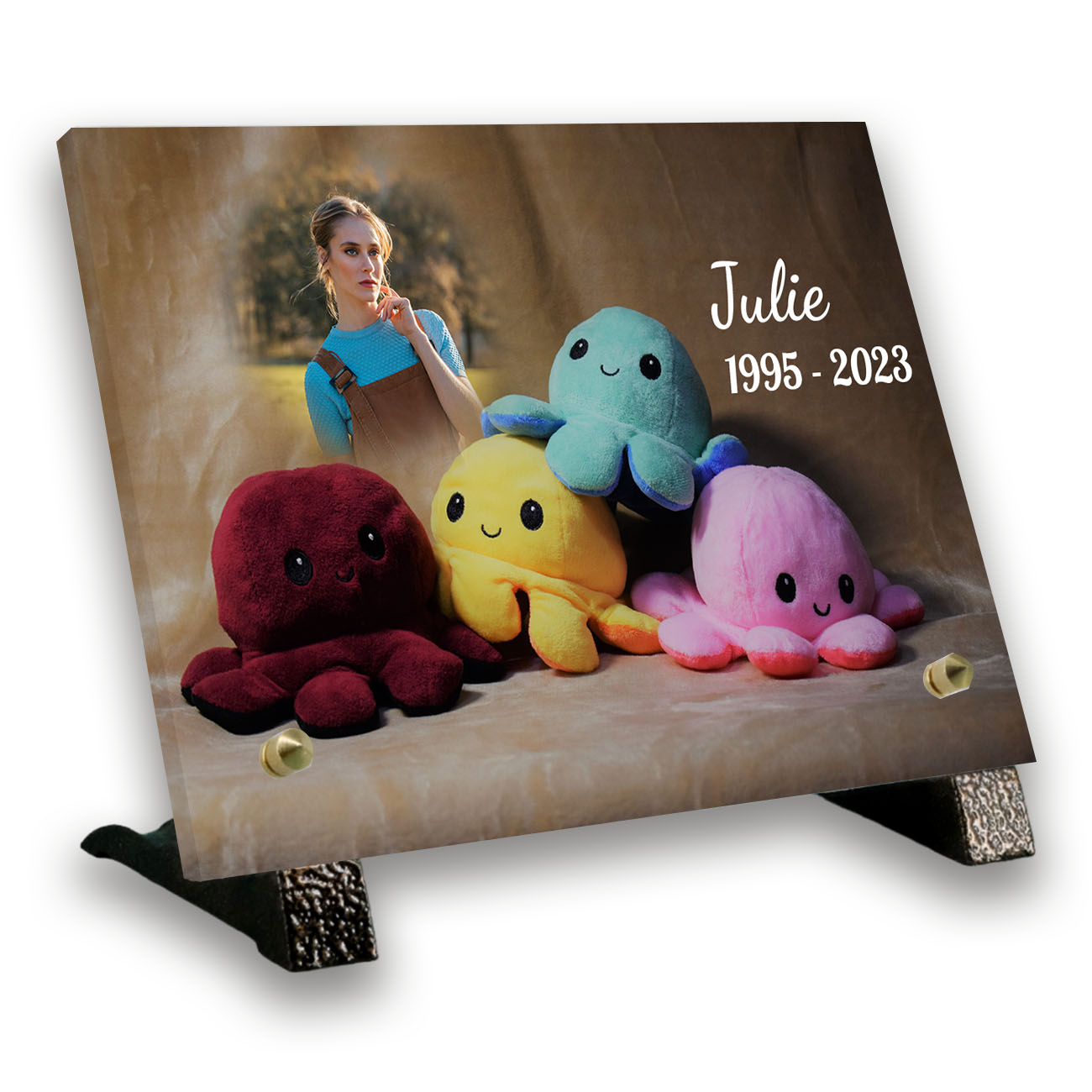 plaque funéraire personnalisée avec texte et photo pieds bronze peluches colorées