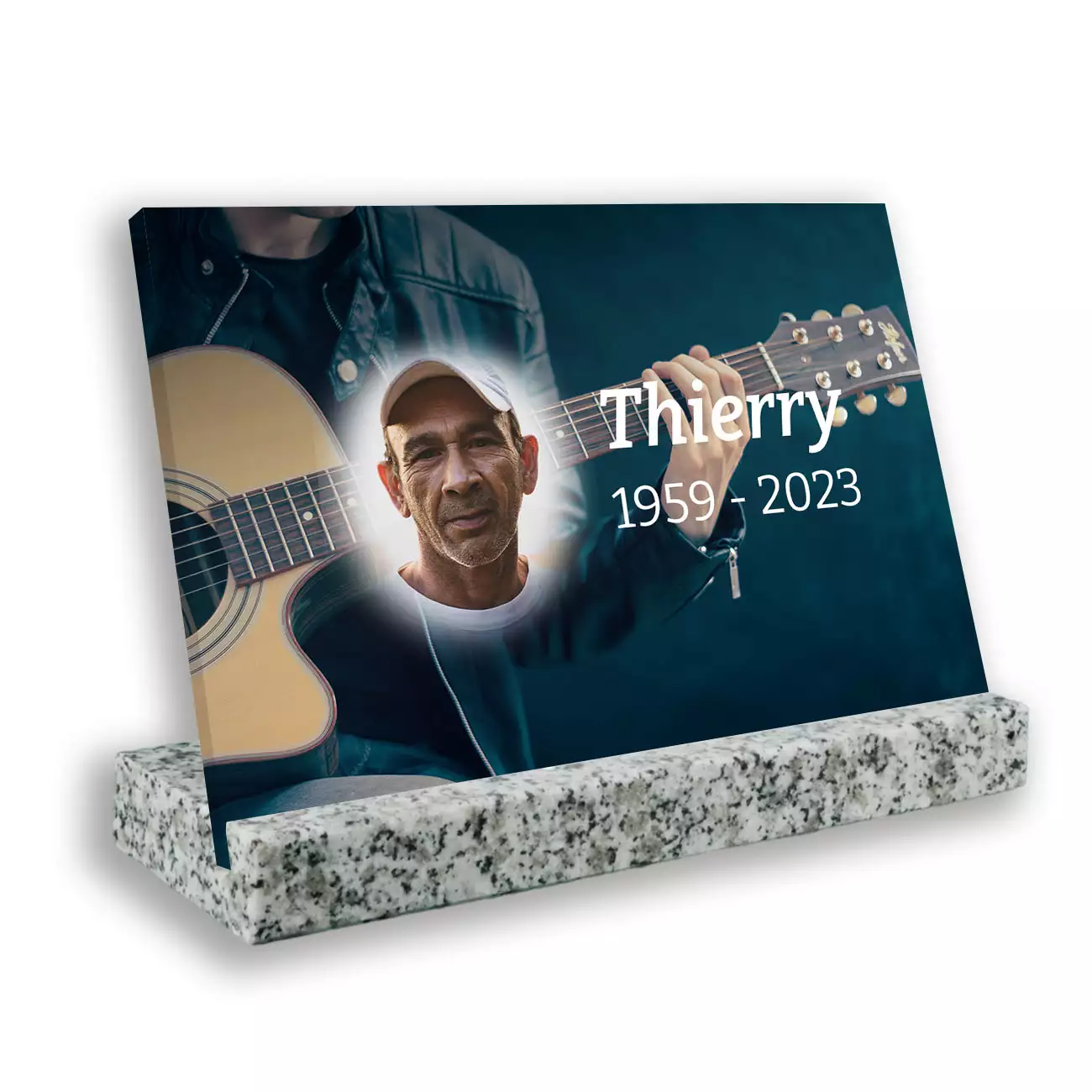 plaque funéraire personnalisée avec texte et photo socle granit gris tarn guitare acoustique