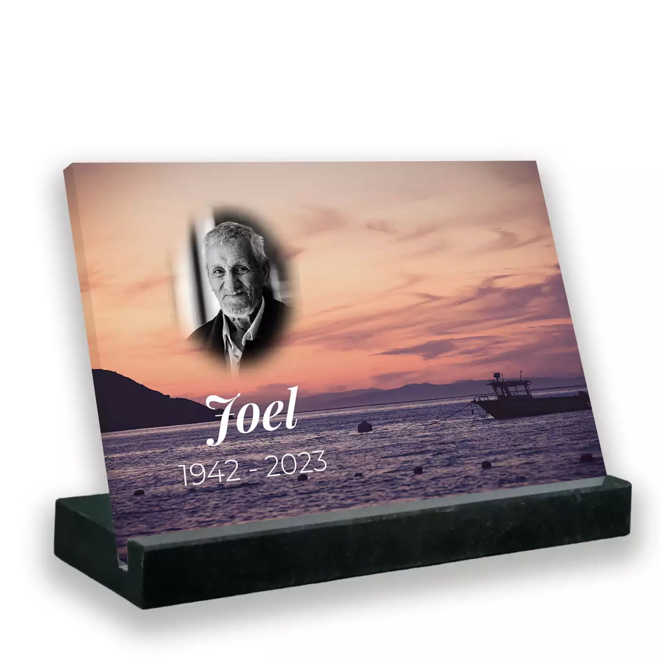plaque funéraire personnalisée avec texte et photo socle granit noir bateau de peche