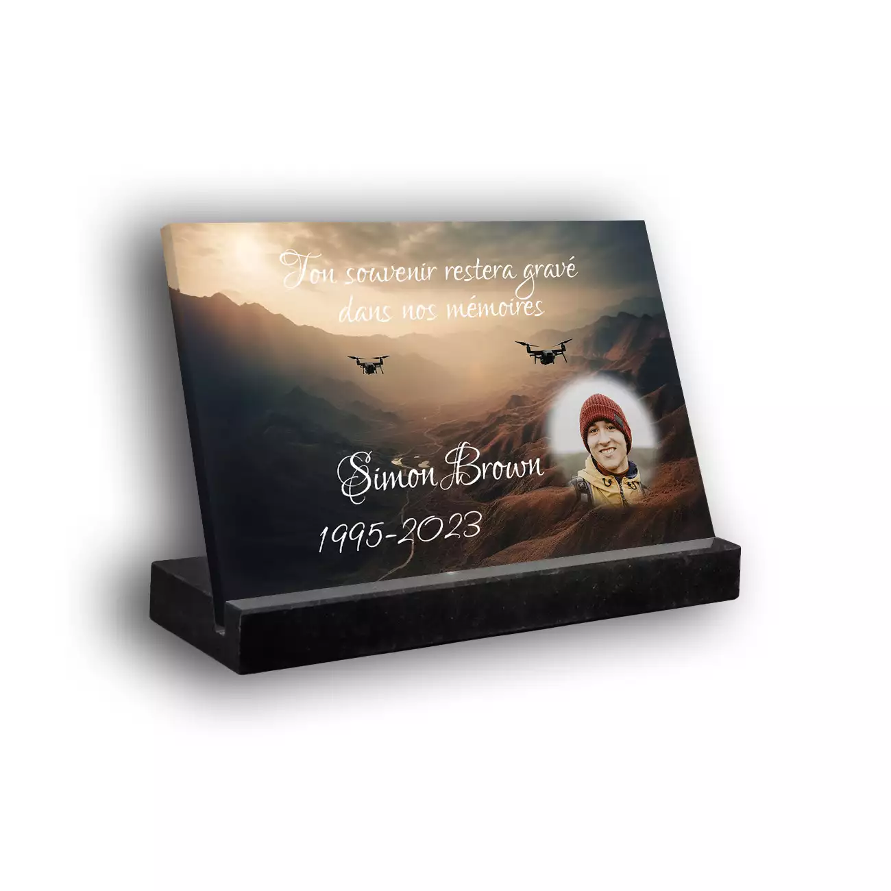 Plaque funéraire personnalisée thème Drone socle en granit noirc avec texte et photo