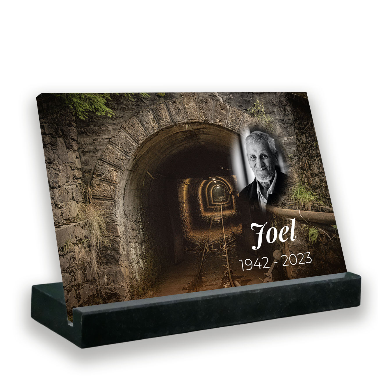 plaque funéraire personnalisée avec texte et photo socle granit noir mine