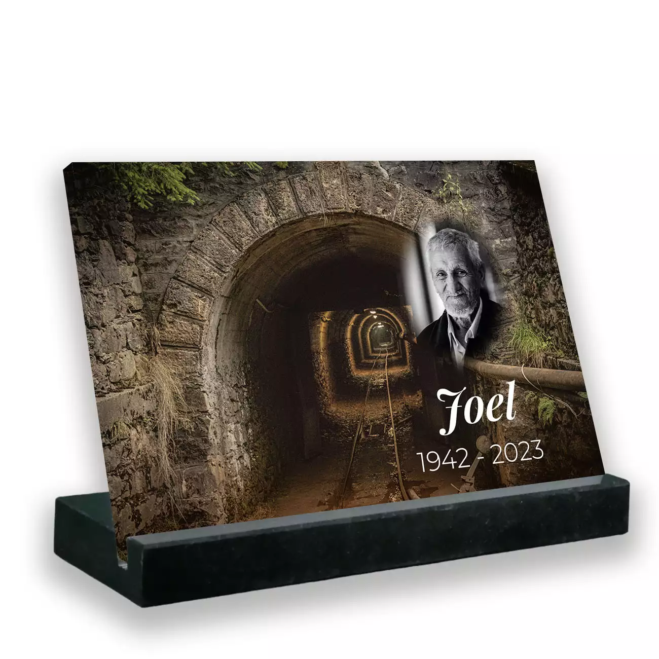 plaque funéraire personnalisée avec texte et photo socle granit noir mine